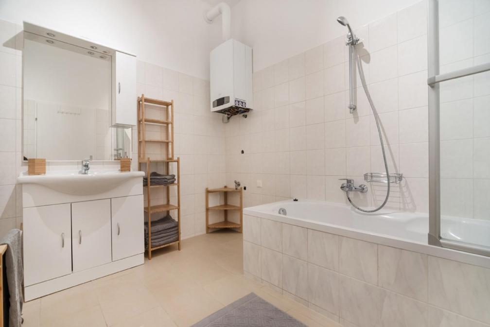 Caring Family Apartment Close To The Center Wina Bagian luar foto